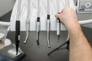 Lee más sobre el artículo La endodoncia: QUÉ es, CUÁNDO se realiza y CÓMO puede salvar tu diente